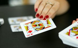 亚洲博彩公司视角：棋牌游戏中运气与技巧的深度博弈法则